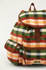 Mochila multicolor con patrón a cuadros, solapa frontal con cierre de hebilla, bolsillo delantero con cierre y bolsillos laterales.