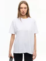 Remera de manga corta y cuello redondo en jersey de algodón, con calce regular y largo a la cadera.