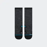 Par de medias deportivas Stance, caña media (crew), color gris oscuro jaspeado con puntera y talón negros. Presentan detalles en azul turquesa y la inscripción "L" y "R" para diferenciar el pie izquierdo y derecho. Tienen la tecnología "FRESH TEK" visible en la planta.