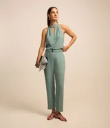 Pantalón de corte recto para mujer, de la marca Cortelle, confeccionado en jacquard de poliéster color verde con superficie texturizada. Cuenta con cintura elástica, cierre lateral y cinturón incorporado con hebilla.