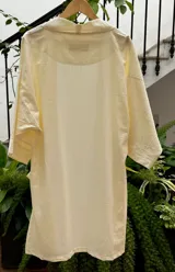 Kimono largo color crema con estampado de lunares marrones, confeccionado en tussor de algodón.