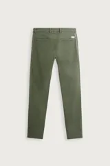 Pantalón chino skinny fit color gris oscuro, confeccionado en mezcla de algodón con elasticidad. Cuenta con bolsillos frontales, bolsillos traseros de vivo y cierre frontal con cremallera y botón.