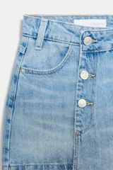 Falda pantalón de denim, tiro alto, color celeste claro lavado. Presenta un cruce frontal con cierre de botones metálicos y cinco bolsillos estilo jean.