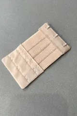 Extensor de contorno de soutien de color beige, con tres ganchos.