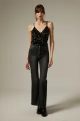 Pantalon de jean gris oscuro, de corte oxford con tiro alto y bolsillos frontales tipo parche.