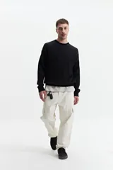 Buzo de punto oversize color negro, con escote redondo y puños.