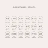 Anillo de diseño ancho compuesto por una banda central de oro pulido flanqueada por dos bandas laterales de plata con textura arenada. El segundo anillo es una alianza de plata y oro con una hilera central de circonias engastadas.