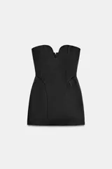 Vestido corto de escote corazón y diseño strapless, confeccionado en tejido satinado con estructura y volumen. Cuenta con forro interior tipo short y cierre posterior oculto.