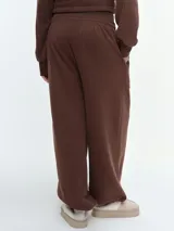 Pantalón deportivo de corte barrel con volumen relajado, cintura elastizada y bajo regulable mediante elástico. Confeccionado en tejido de algodón y poliéster.
