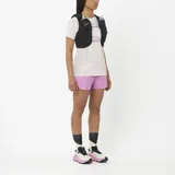 Remera deportiva de manga corta Salomon Sense Aero Graphic, de color blanco con detalles gráficos en los laterales y el logo de la marca en el pecho.