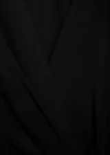 Vestido corto de diseño recto y sin mangas, con cuello en pico cruzado y falda cruzada. Cuenta con tirantes anchos, cierre de cremallera lateral y forro interior.