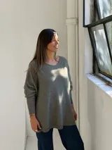 Sweater de tejido de punto en color verde seco, con cuello redondo, corte holgado y mangas largas con puños acanalados.