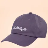 Gorra de béisbol color violeta con correa ajustable en la parte trasera.