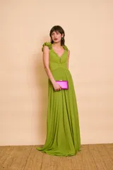 Vestido largo verde lima de fiesta, con escote en V pronunciado, tirantes con volados fruncidos y falda larga fluida con pliegues.
