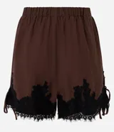 Short de viscosa color marrón, con cintura elástica, detalles de encaje floral negro en el ruedo y amarras laterales ajustables.
