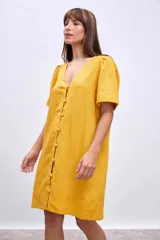 Vestido corto negro de lino con escote en V y abotonadura frontal.