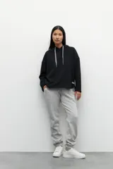 Babucha deportiva de algodón con elástico en la cintura, cordones ajustables y dos bolsillos laterales. Cuenta con interior de felpa.