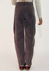 Pantalon de pana color marron oscuro, de corte recto y tiro medio, con costuras reforzadas en las rodillas y cierre frontal con boton.