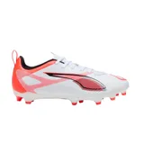 Championes de fútbol Puma Ultra 5 Play, color blanco con detalles en rosa neón y negro. Diseño aerodinámico con suela de tapones para césped natural o artificial.