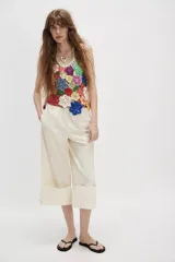 Top tejido a crochet con diseño floral multicolor.