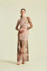 Vestido largo de tul color beige con estampado artístico ecuestre de caballos, de manga larga y cuello redondo.
