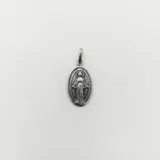 Dije de medalla ovalada con la imagen de la Virgen Milagrosa en relieve, fabricado en plata 925 con acabado envejecido.