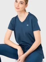 Remera deportiva de manga corta y cuello en V, confeccionada en tejido técnico de secado rápido con calce regular.