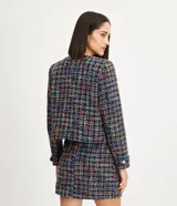 Blazer corto confeccionado en tweed multicolor con forro, escote U, manga larga y botones escudo dorados.