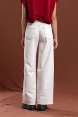 Jean wide leg color arena, de tiro medio-alto, con lycra para un ajuste cómodo.