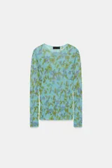 Jersey de punto Zara con cuello redondo y manga larga, con estampado floral a contraste en tonos verdes y morados sobre base celeste.