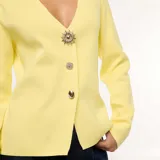 Cárdigan amarillo de punto de canalé con escote en V, cierre frontal con botones y mangas largas.