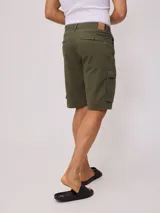 Bermuda cargo negra con bolsillos laterales y traseros.