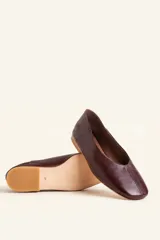 Zapato chatita de cuero bordó, de una sola pieza, con punta cuadrada y suela de cuero natural.