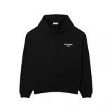 Canguro Lacoste de color negro con capucha y cordones ajustables. Presenta un bolsillo frontal tipo canguro y un pequeño bordado en el pecho con el logo de la marca y la frase 'Jeu Set et Match'.