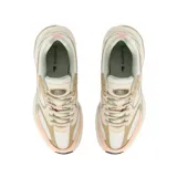 Championes Lacoste modelo Storm 96 2K, con diseño retro inspirado en los años 90. Presentan una combinación de colores en tonos beige, crema, rosa suave y verde oliva. Confeccionados con paneles de malla y superposiciones sintéticas, incluyen el icónico logo del cocodrilo bordado en el lateral y una suela robusta con amortiguación.