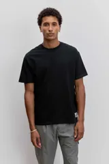 Remera de manga corta y cuello redondo, de corte clásico y color marrón.