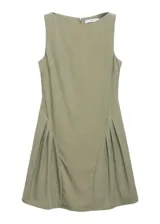 Vestido corto verde militar con cuello barco, sin mangas y diseño recto. Presenta detalles de pliegues en los laterales y cierre de cremallera en la parte posterior.