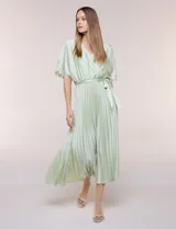 Vestido maxi de satén color rosado, con escote en V cruzado, mangas cortas amplias, cintura elastizada con lazo de ajuste y falda plisada con forro interno.
