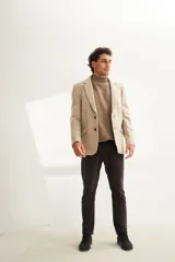 Saco sport color beige con medio forro y detalle de botones y coderas de cuero.