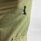 Pantalón cargo verde de nylon con puños elásticos y bolsillos laterales con solapa.