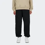Pantalón cargo de corte holgado en color negro, con cintura elástica y cordón ajustable. Presenta bolsillos laterales tipo cargo con solapa y puños elásticos en los tobillos.