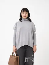 Sweater de viscosa y poliamida color gris, con cuello alto y mangas largas.