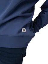 Buzo de cuello redondo Cat modelo Cat Patch French Terry Crewneck, color azul, confeccionado en felpa francesa con puños, cuello y cintura de canalé, y pequeña etiqueta con logo en el dobladillo.