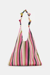 Bolsa de tejido canvas con estampado de rayas verticales en tonos rosado, verde, beige y rojo, con asa de hombro decorada con nudos.