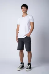 Bermuda de jean azul con corte regular, cinco bolsillos y cierre frontal con botón y cremallera.