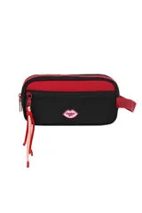 Necessaire rectangular de diseño bicolor en negro y rojo, con cierre superior y correa de mano lateral. Presenta un aplique frontal con forma de labios y logo de la marca, además de detalles decorativos en los tiradores del cierre.