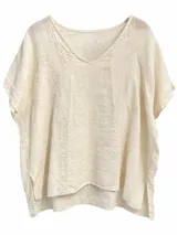 Blusa color manteca de corte amplio con escote en V, mangas cortas holgadas y delicados bordados sutiles en la parte frontal.