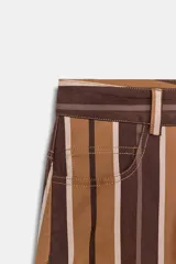 Pantalón de tiro alto con diseño de rayas verticales en tonos marrones y beige. Presenta cierre frontal con cremallera y botón, bolsillos delanteros y traseros, y un corte recto.