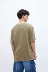 Remera celeste con efecto marmolado, bolsillo en el pecho con parche decorativo y arte en la espalda baja. De calce oversize y algodón lavado con textura extra suave.
