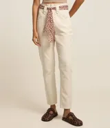 Pantalón mom de jeans color crudo, con trabillas en la cintura y pañuelo estampado animal print.